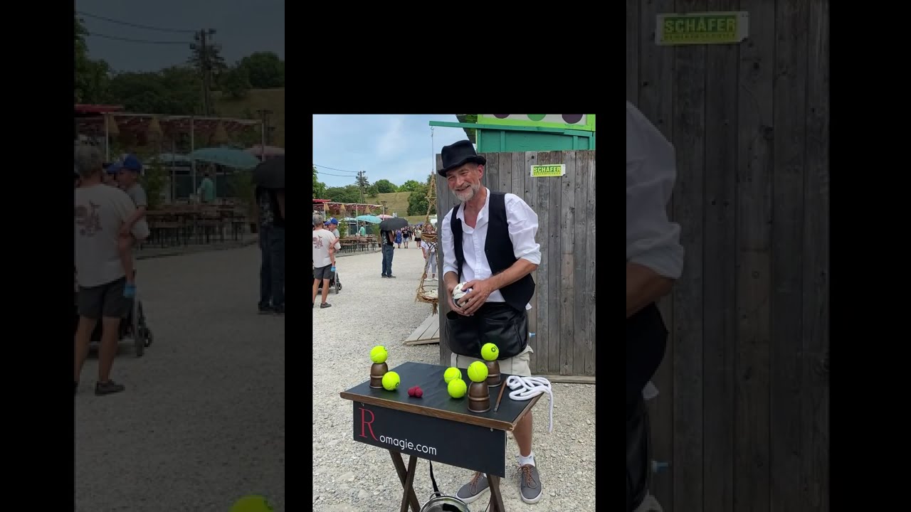 Romagie Münchner Straßenzauberer bei streetmagic performance cupsandballs