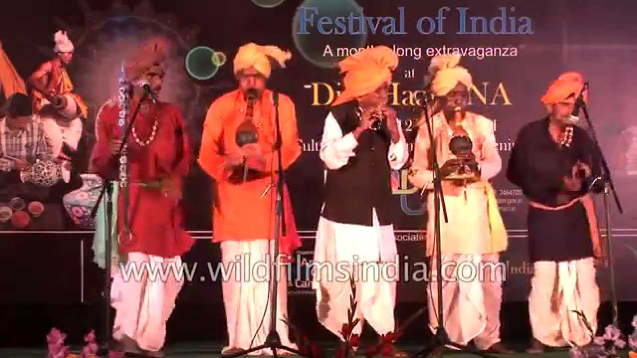 Musical show by Indian folk musicians : chimta, been, bamboo flute