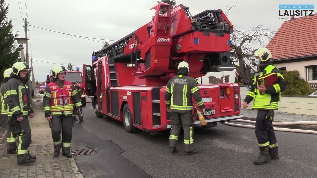 Lauta: Auto und Garage stehen in Flammen