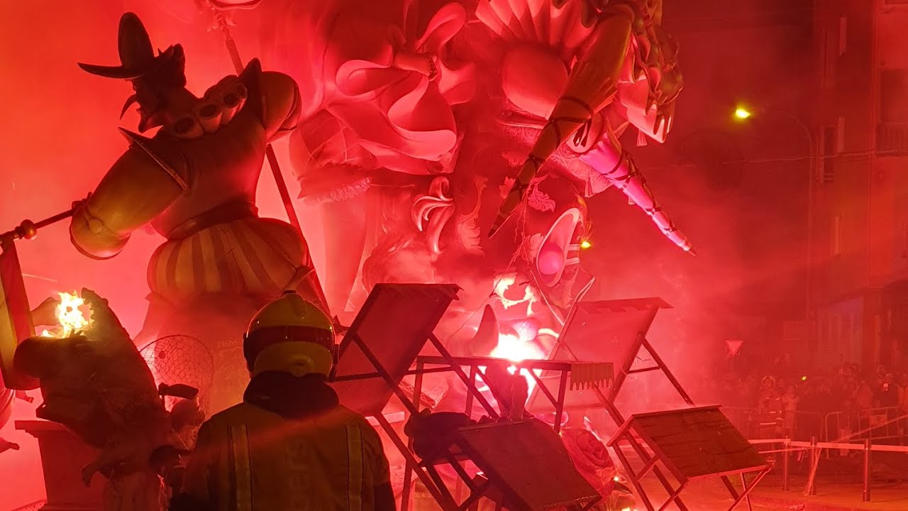 Fiesta en llamas: La mágica quema de la falla Saladar en Denia