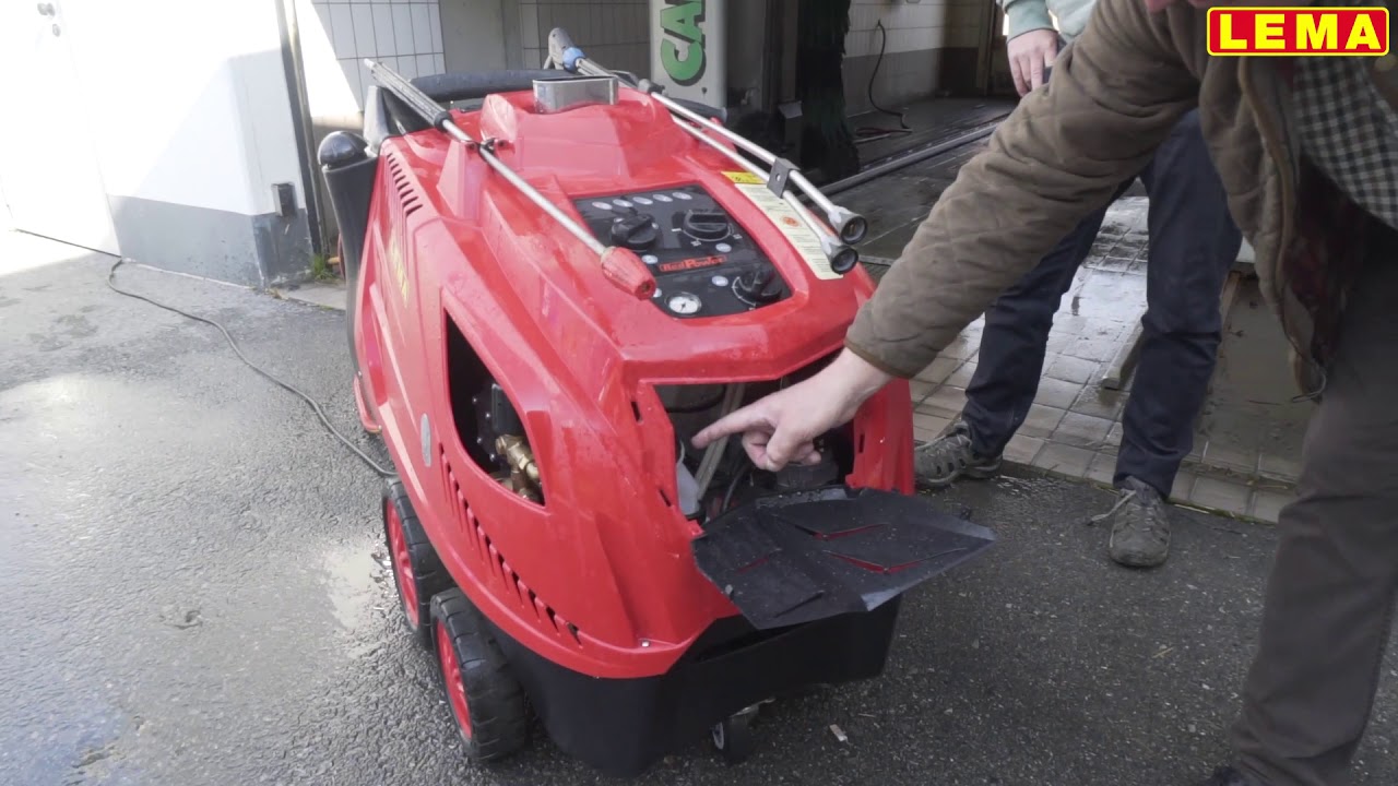 &Uuml;bergabe eines neuen Hei&szlig;wasser-Hochdruckreinigers von LEMA.