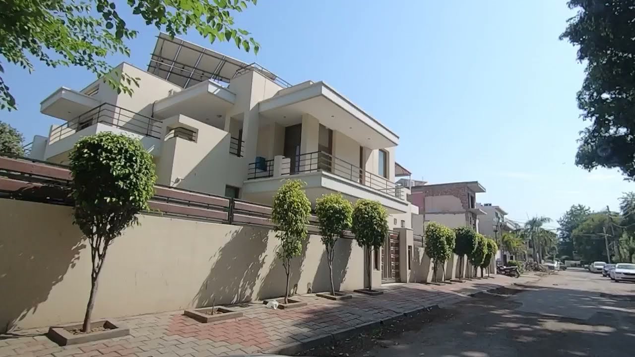 BIG POSH HOUSES - Driving on Chandigarh Streets, Tour of Sector 11 Inner Roads - Part 1