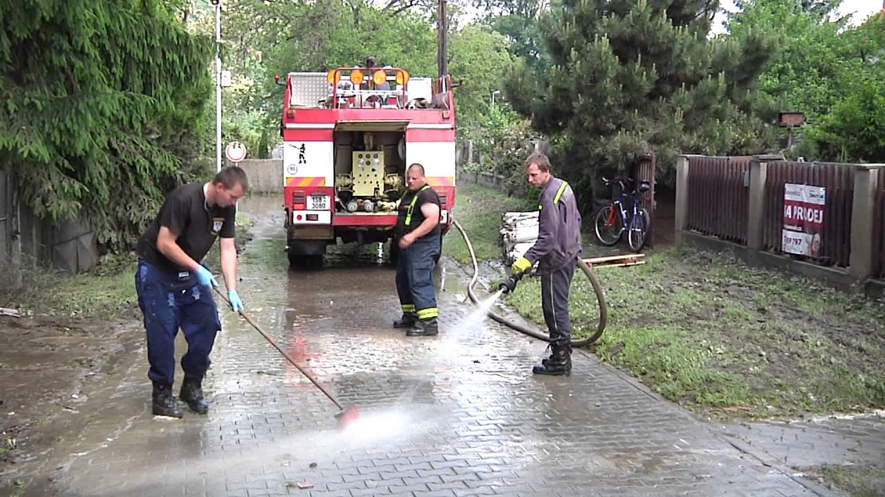 TV KRALUPY Sobotní úklid v zatopených částech Kralup nad Vltavou 8.6. 2013