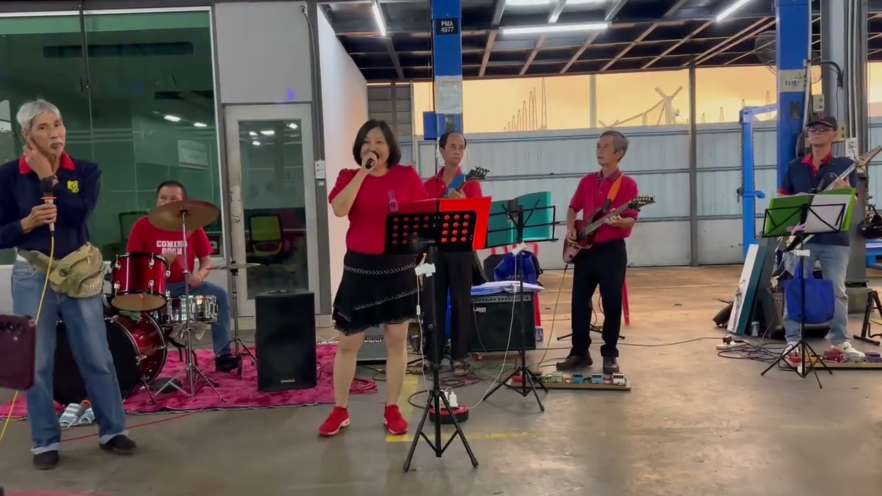 恭喜大家過新年Hoi Kiang Au's videos 李碧莲演唱