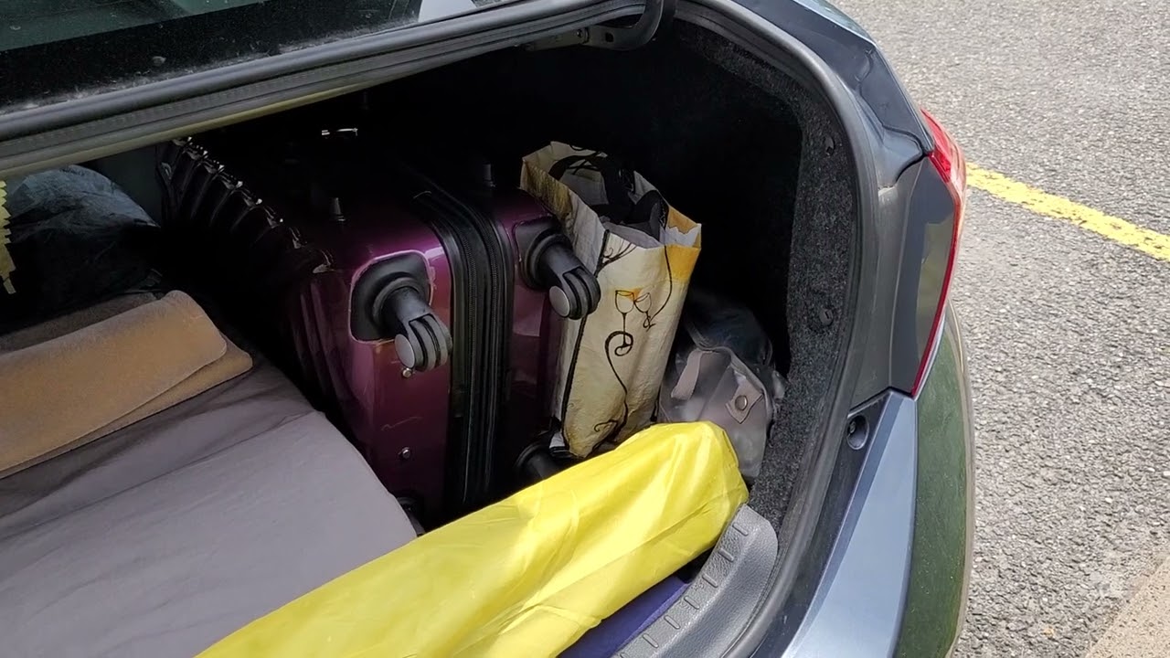 Rangement dans un Toyota Corolla aménagé campeur