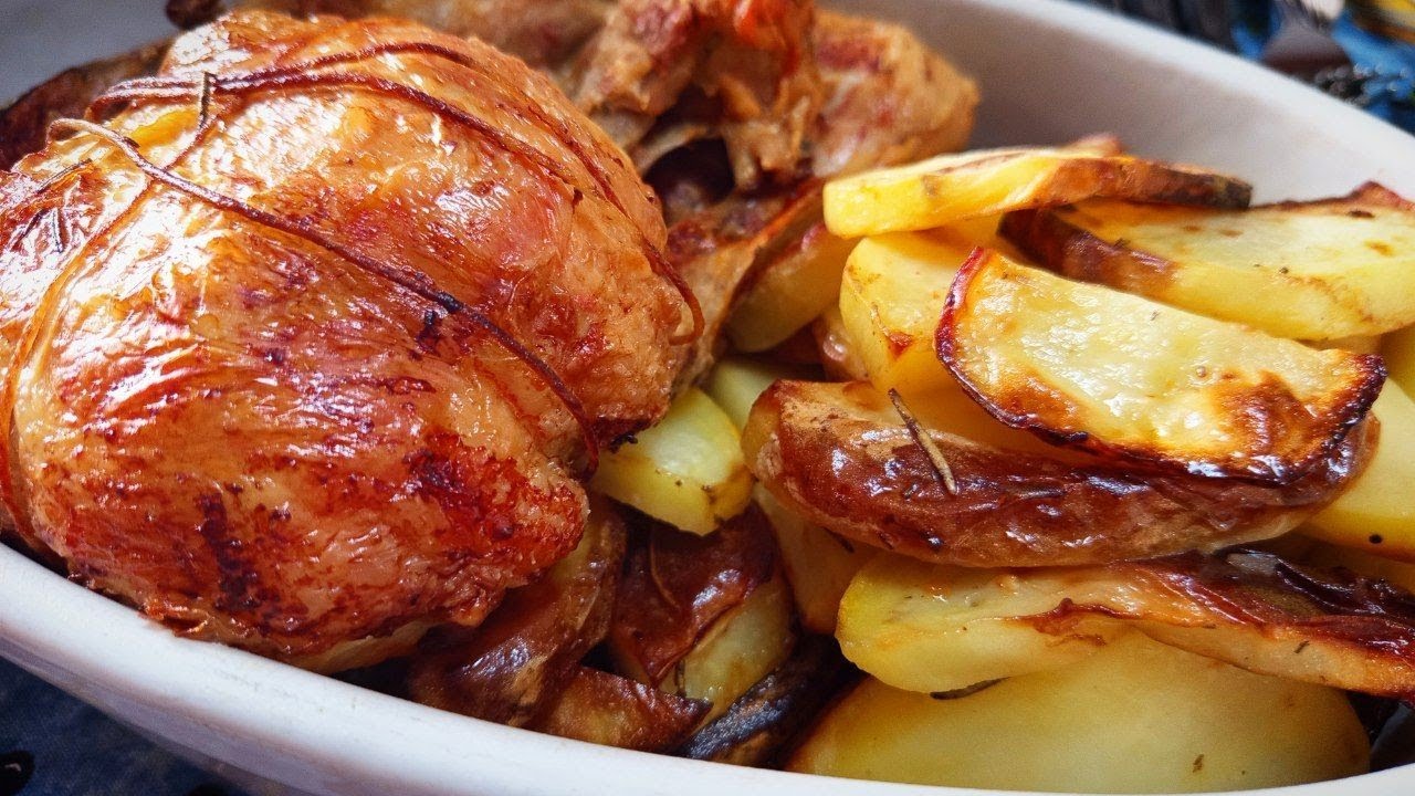 Petto di pollo ripieno, cosce, ali e patate in friggitrice ad aria