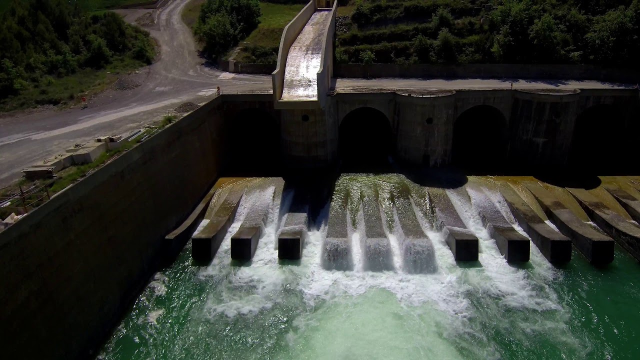 PRESA DEL EMBALSE DE YESA EN 4k