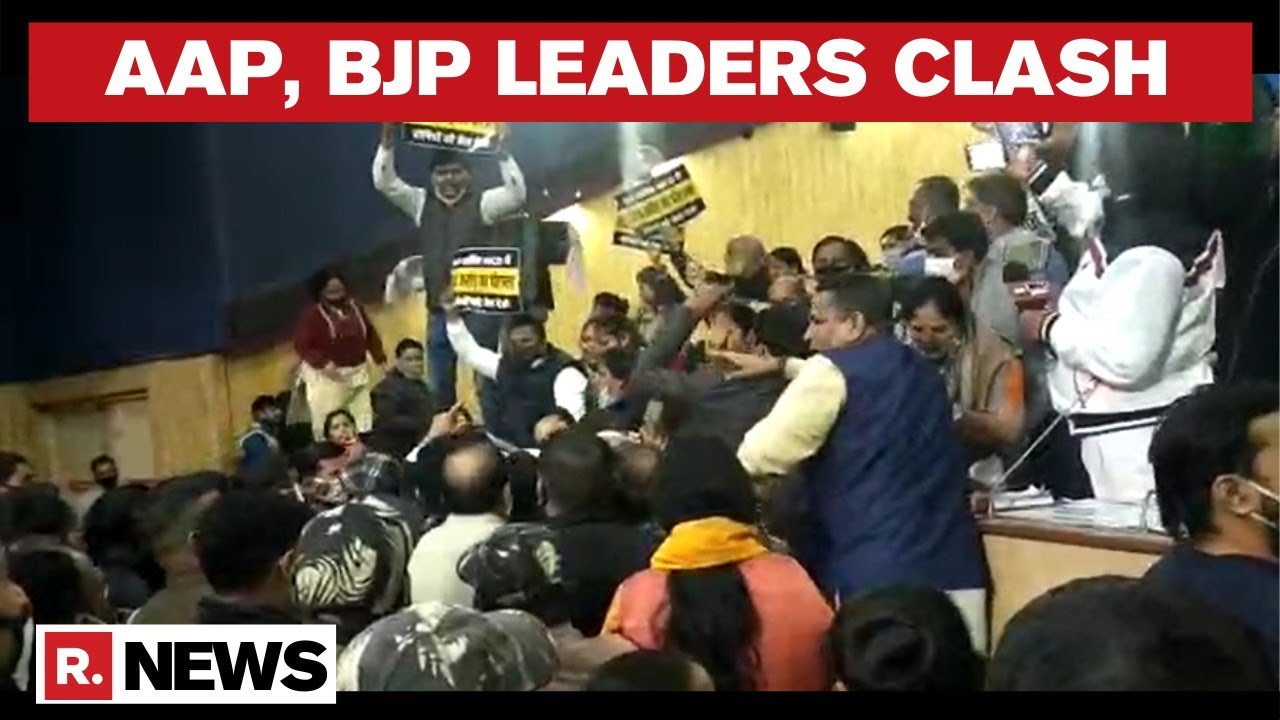 Delhi: Ruckus Erupts Between AAP & BJP Councillors At East MCD House, Shoes And Slippers Hurled