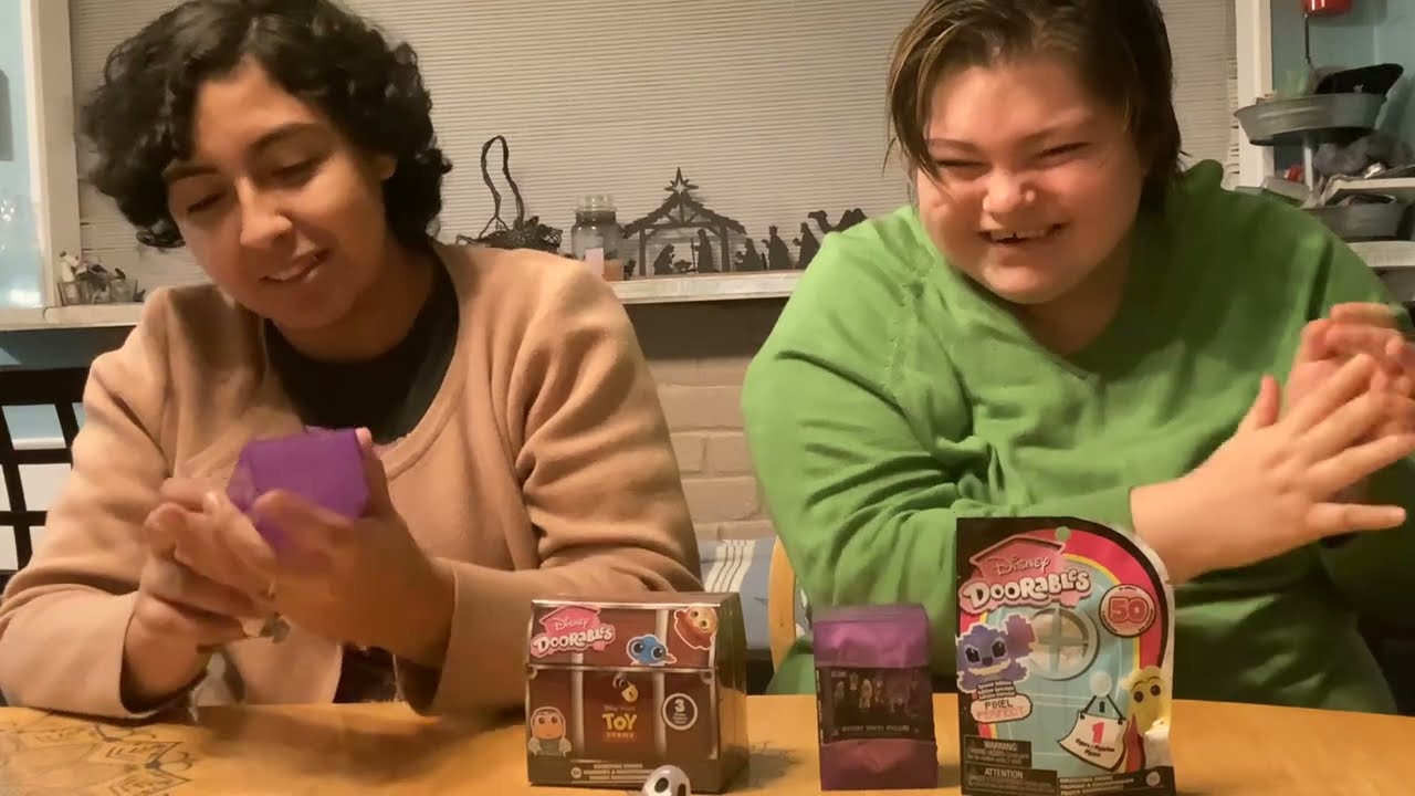 Unboxing Disney Doorable Minis