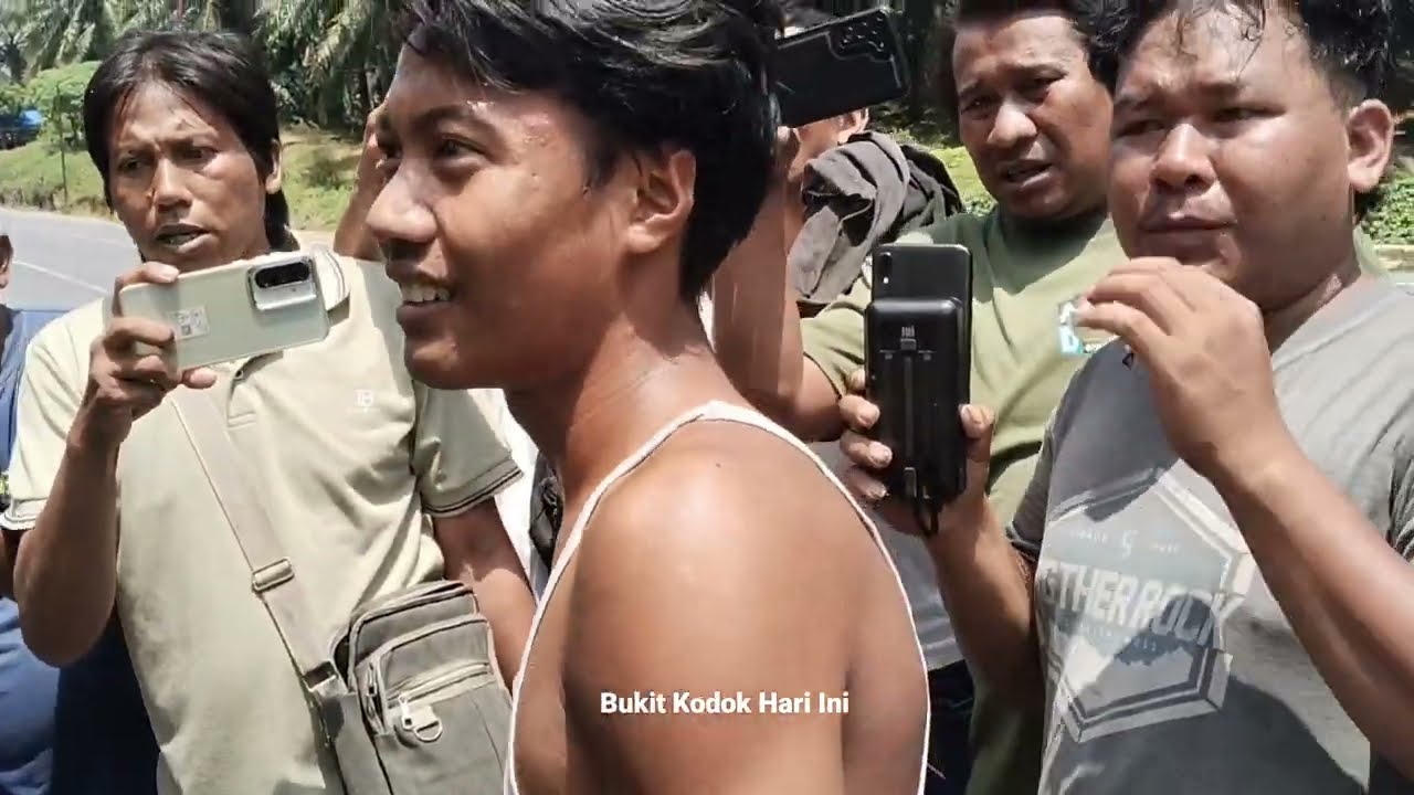 Detik Detik Truck Terbalik Di Tanjakan Bukit Kodok.Supir Truck Hampir Terjepit,Insiden Truk Tumbang.