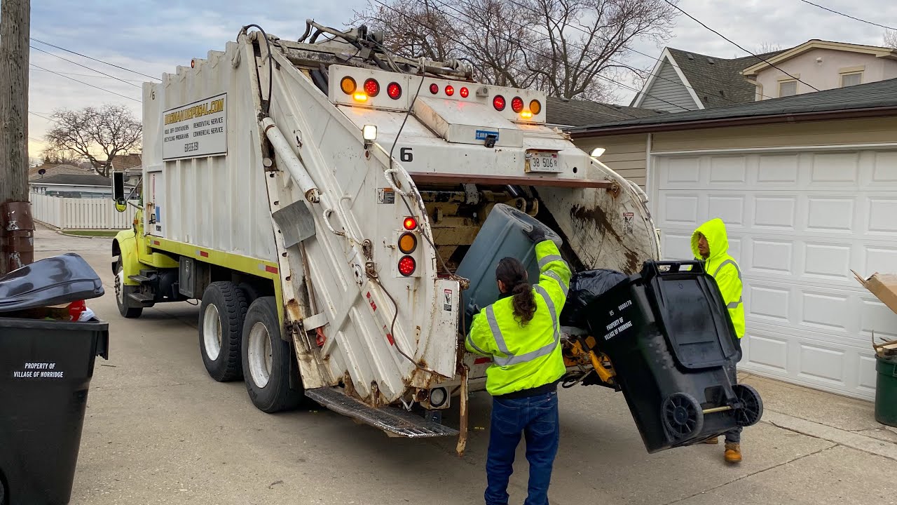 Classic 1995 International 4900 Leach 2Rll Rear Loader Garbage Truck