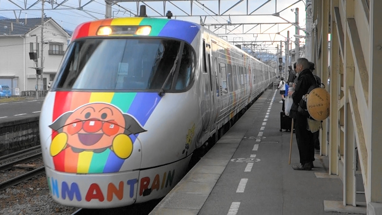 【接近メロディー：千の風になって】伊予西条駅に特急しおかぜ到着