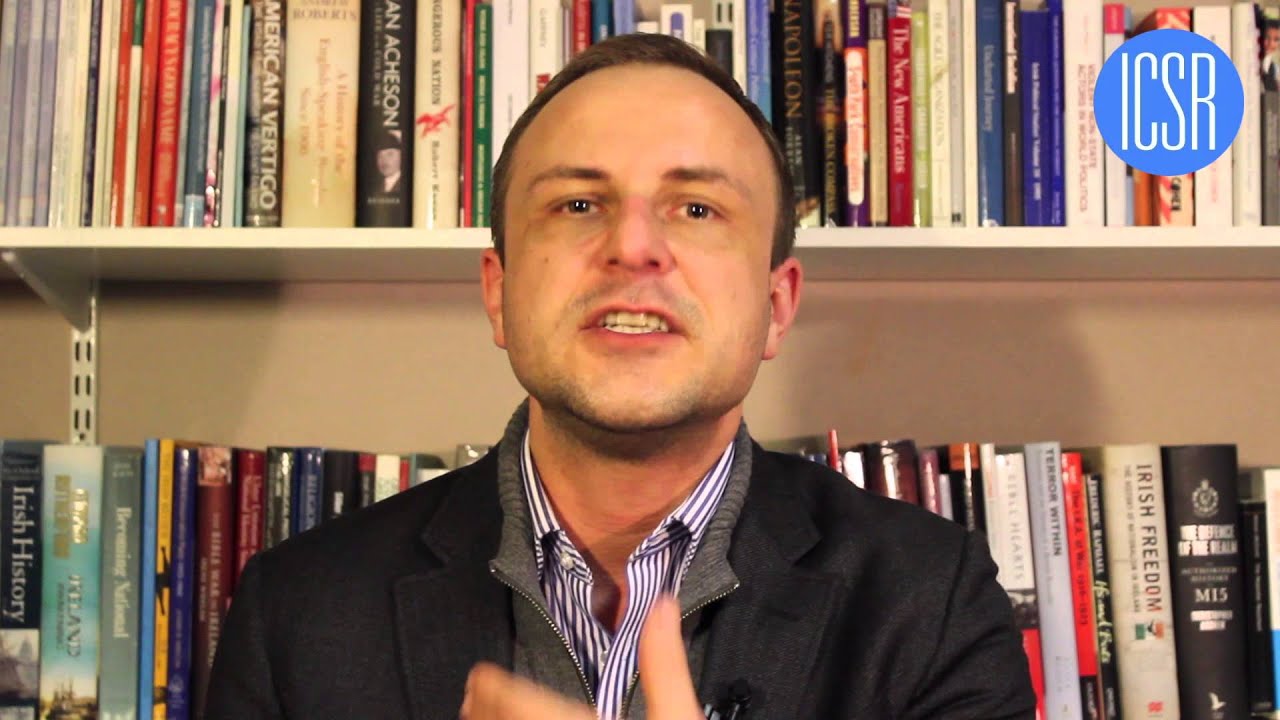 How do prison de-radicalization programs work?