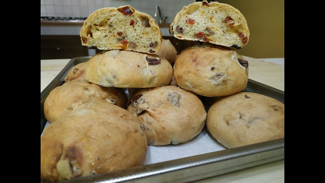 Panini con Pomodori Secchi e Olive Nere