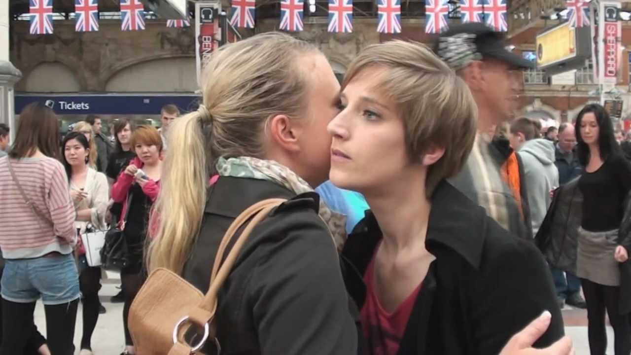 Freeze Flash Mob at Victoria Station, London
