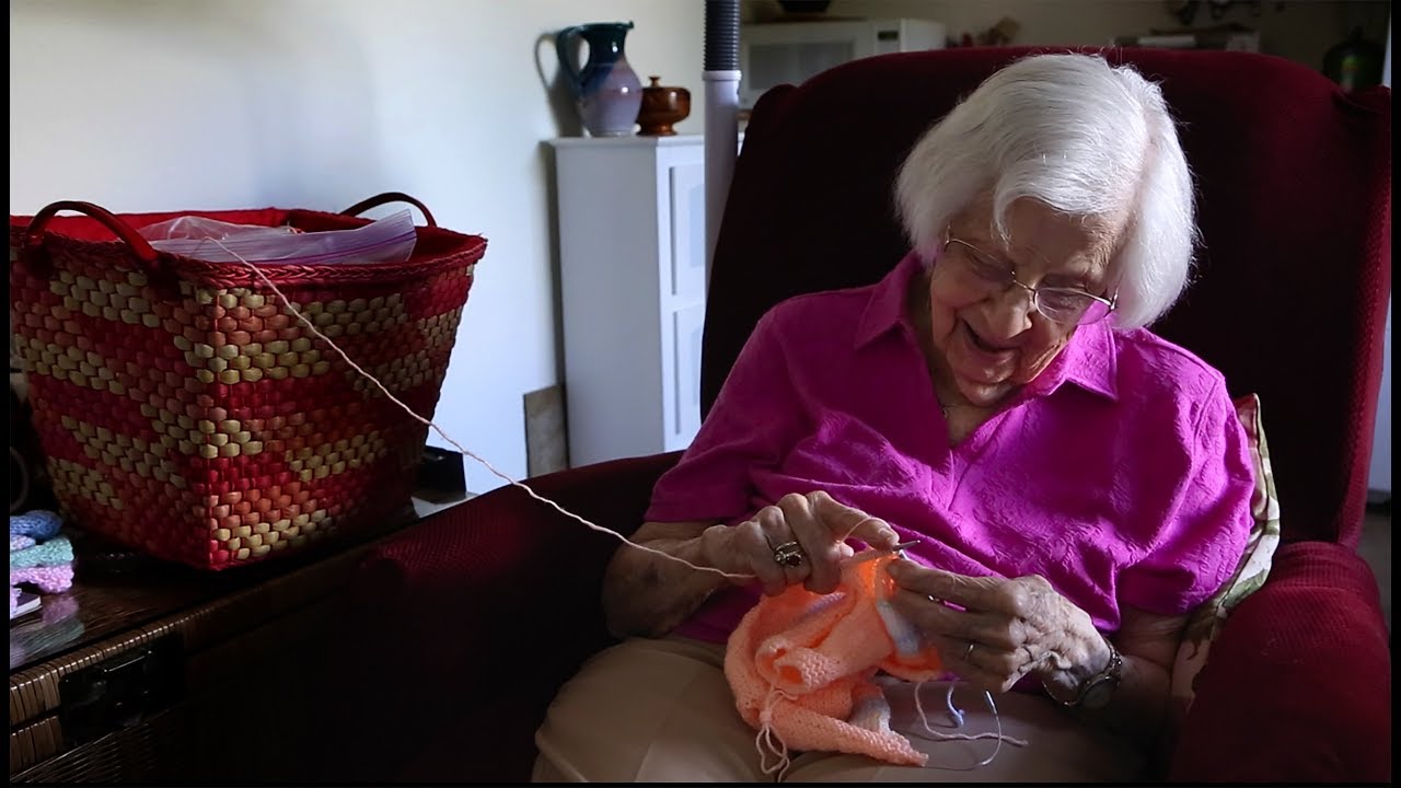 100-летняя вязальщица делится своими талантами