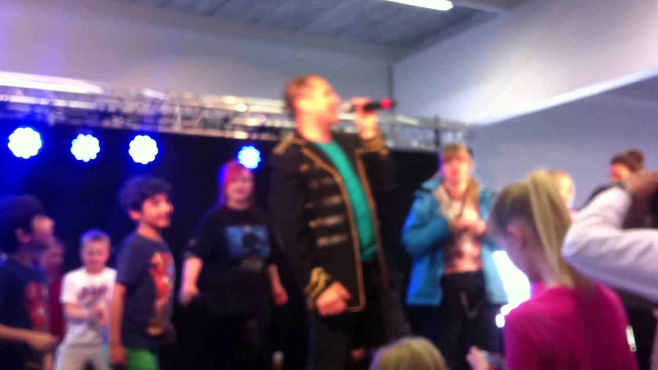 Pierre och pappa ser på Markoolio på Appelskogs bil avsnitt 3