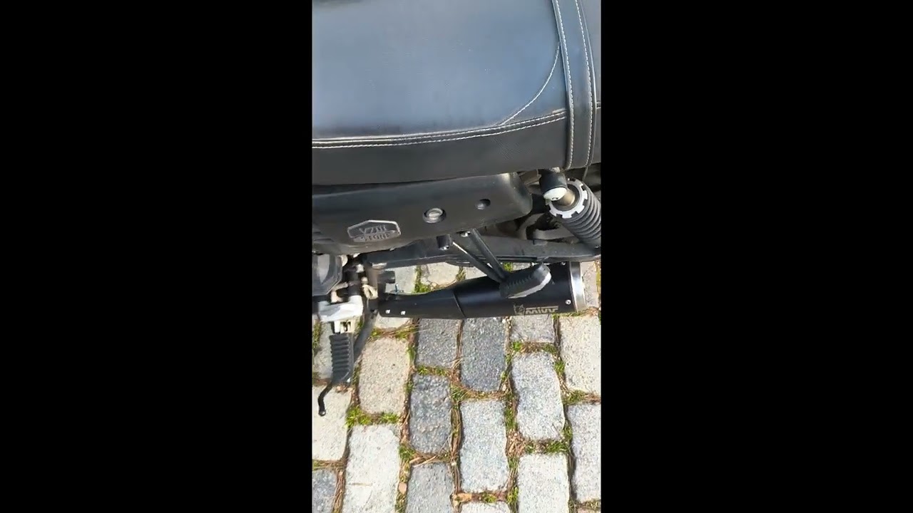 Moto Guzzi V7 III Mivv exhaust walk around 