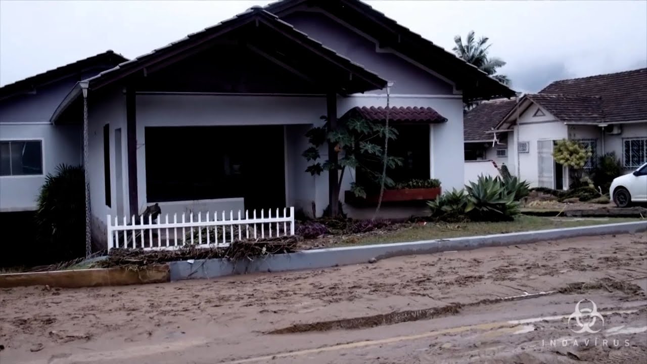 Moradores de Apiúna ajudam comunidade de Rodeio na limpeza após enxurrada