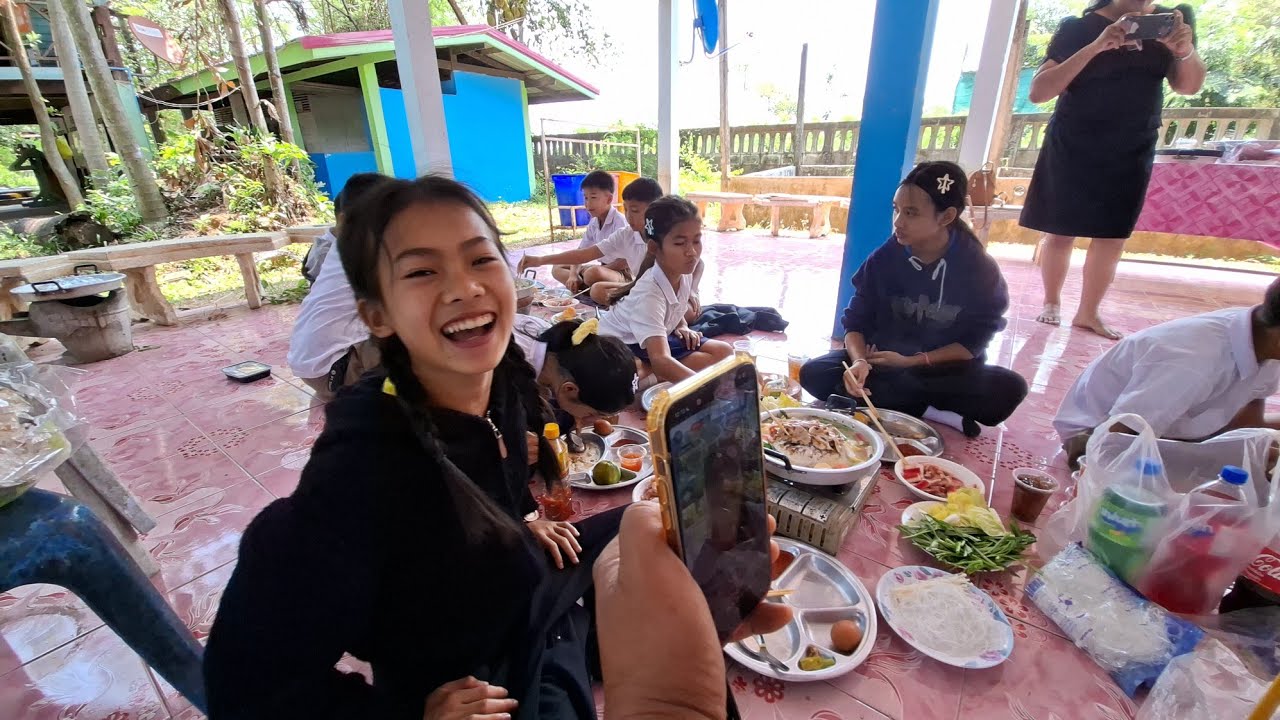 ธิดาลาวและfcบ้านศรีวิไลเลี้ยงหมูกะทะทั้งโรงเรียน