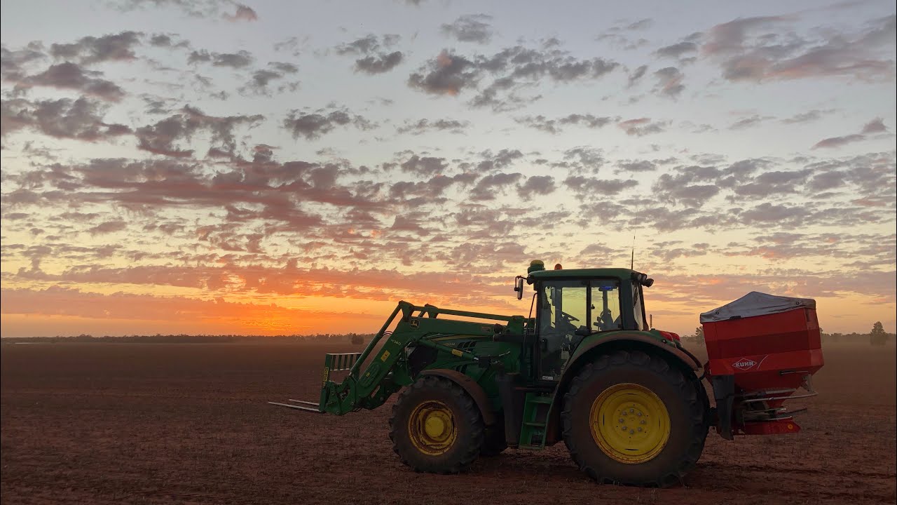 John Deere 6150m spreading urea