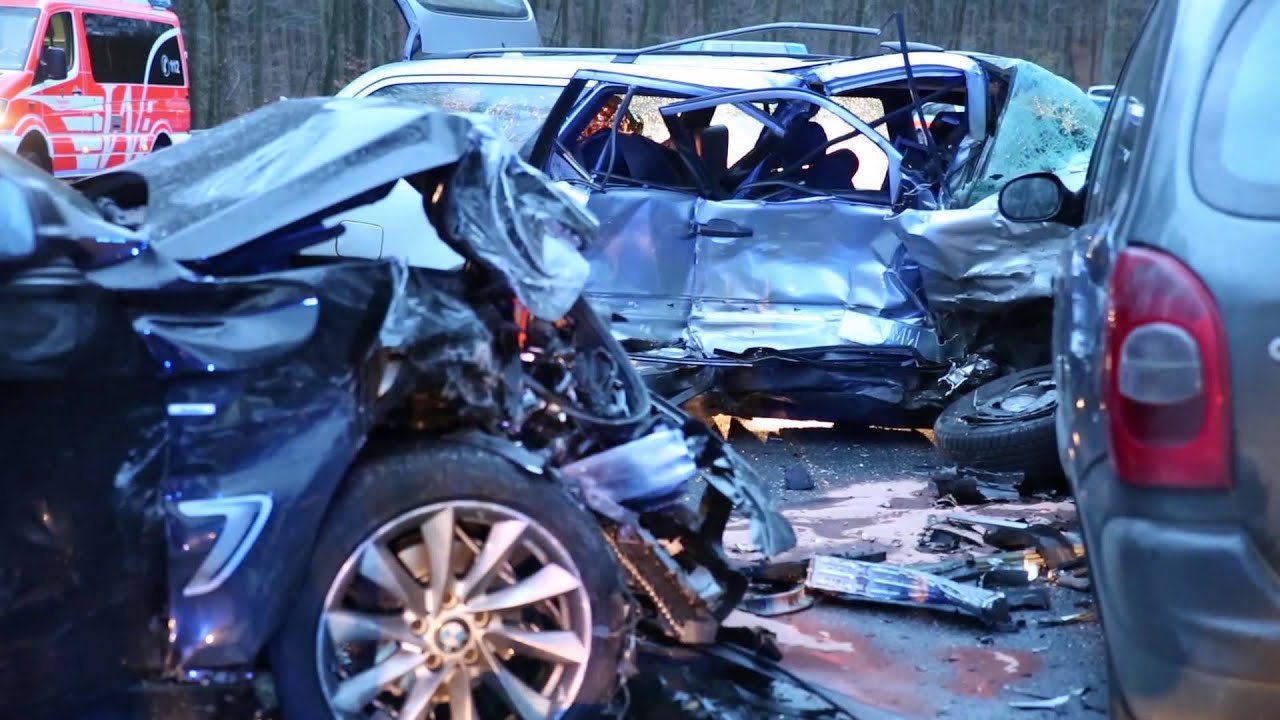 Auf B54 in Gegenverkehr geschleudert: Ein schwer und zwei mittelschwer Verletzte
