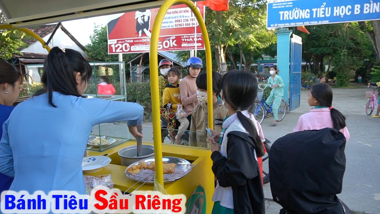 Lần Đầu bán Bánh Tiêu Sầu Riêng trước Cổng Trường, Đắc Không Kịp Giao Bánh #12