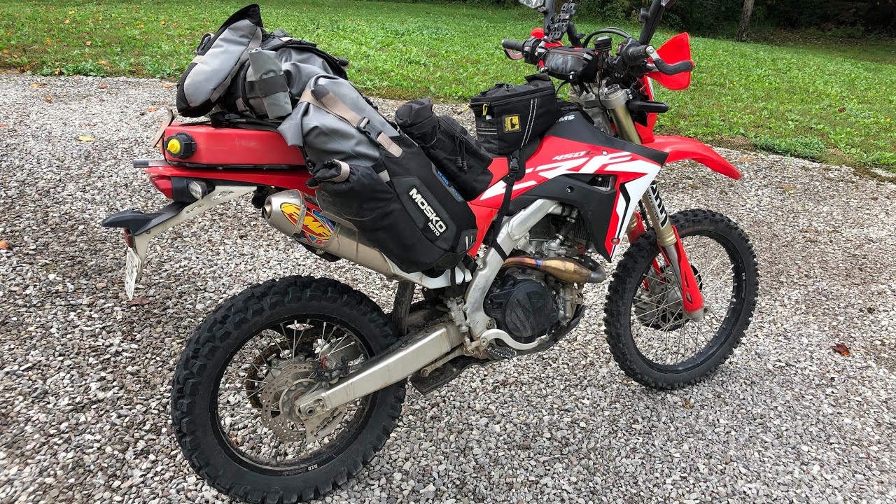 Рюкзак Mosko Moto Reckless 40, рассчитанный на 7 дней, для мотокемпинга Honda CRF450L.