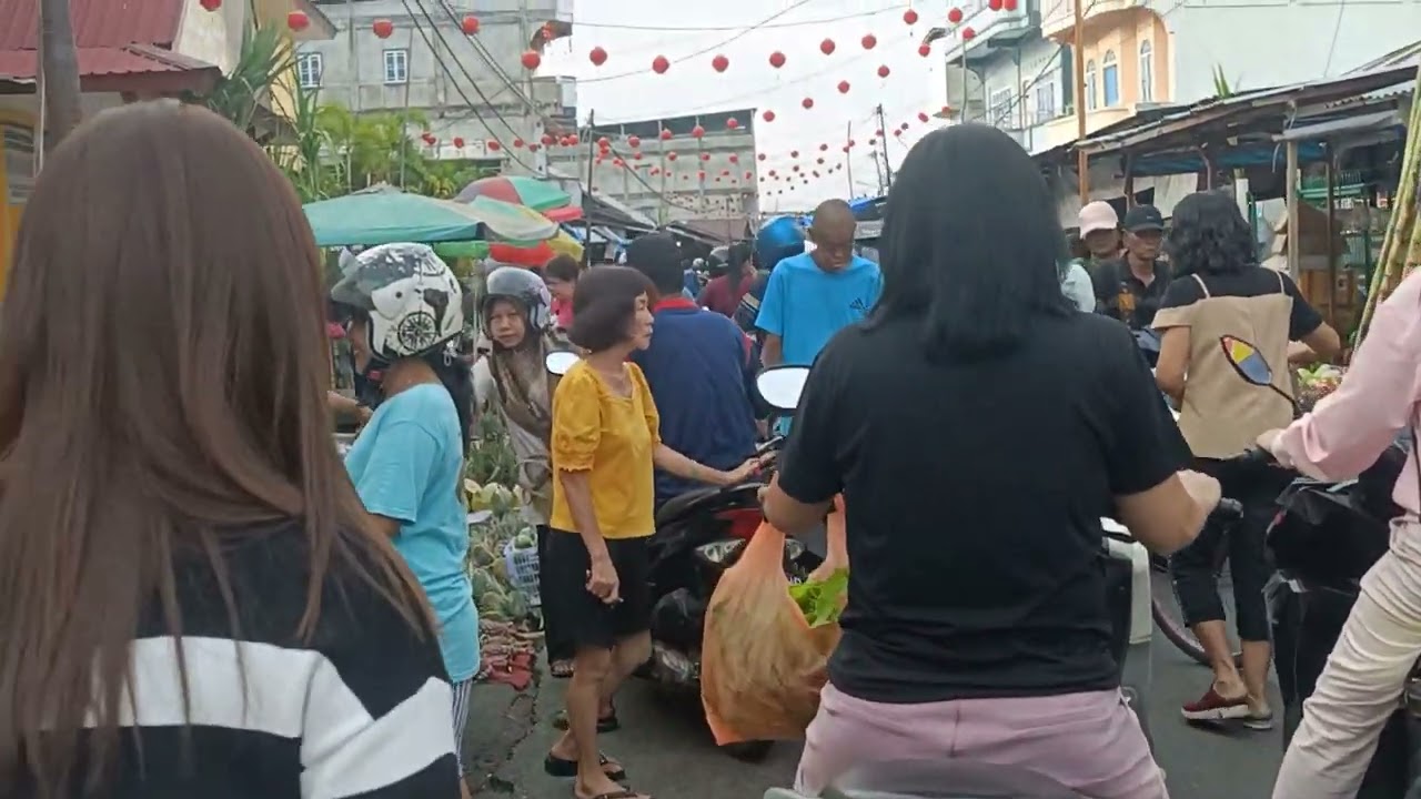 Keramaian pasar meningkat menjelang imlek