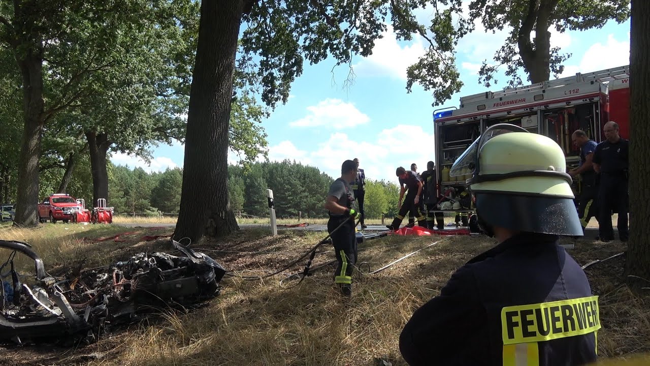 Horror-Unfall mit Tesla-Auto in Brandenburg - Drei Menschen sterben