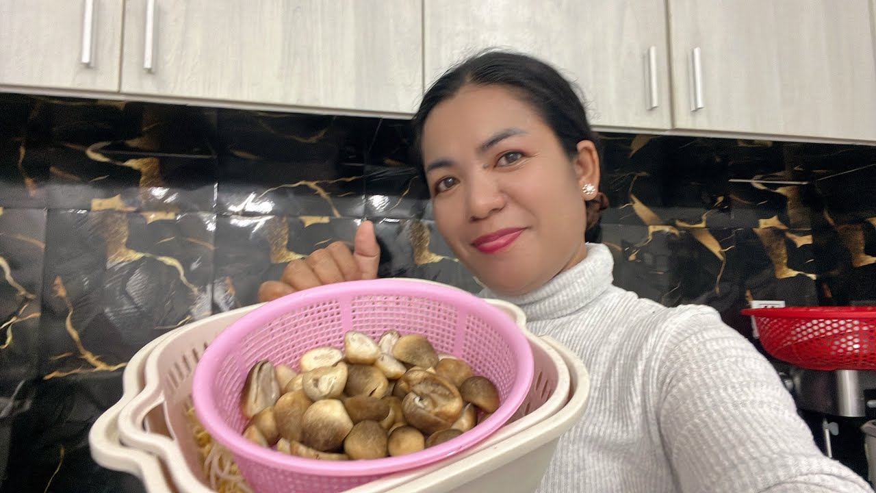ស្ងោរផ្សិតម្ដង Boil mushrooms once