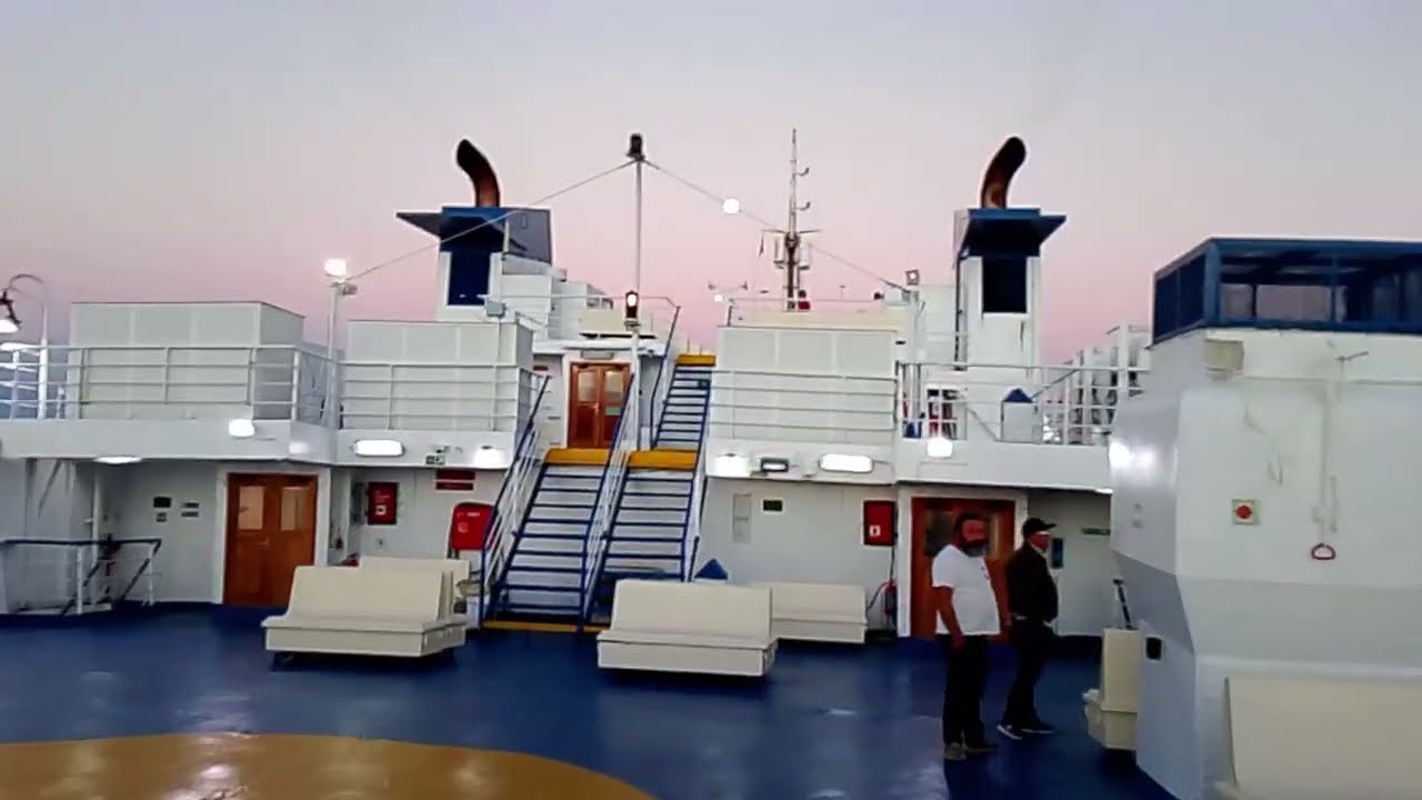 La nave Pietro Novelli in arrivo e in partenza da linosa