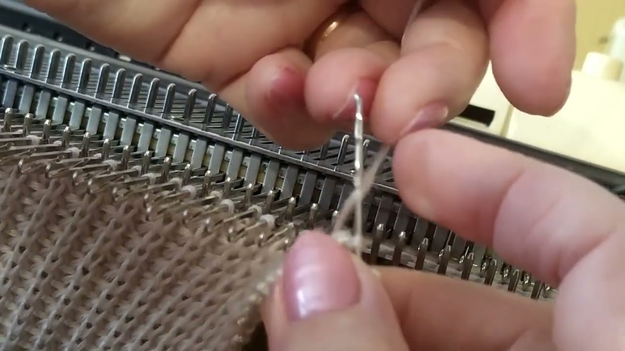 ЭЛАСТИЧНОЕ ЗАКРЫТИЕ ПЕТЕЛЬ НА МАШИНЕ.