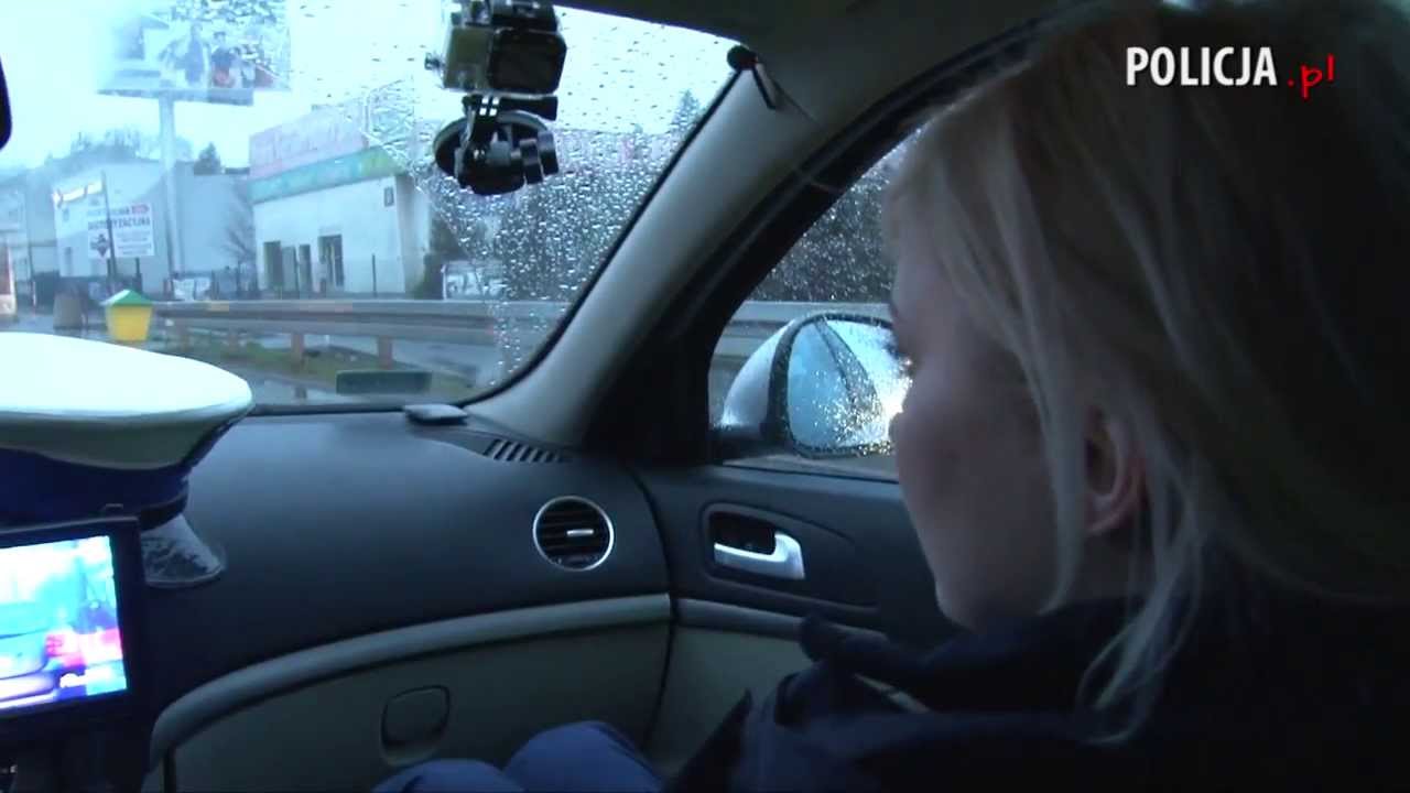 Polska Policja - Policjantka w białej czapce