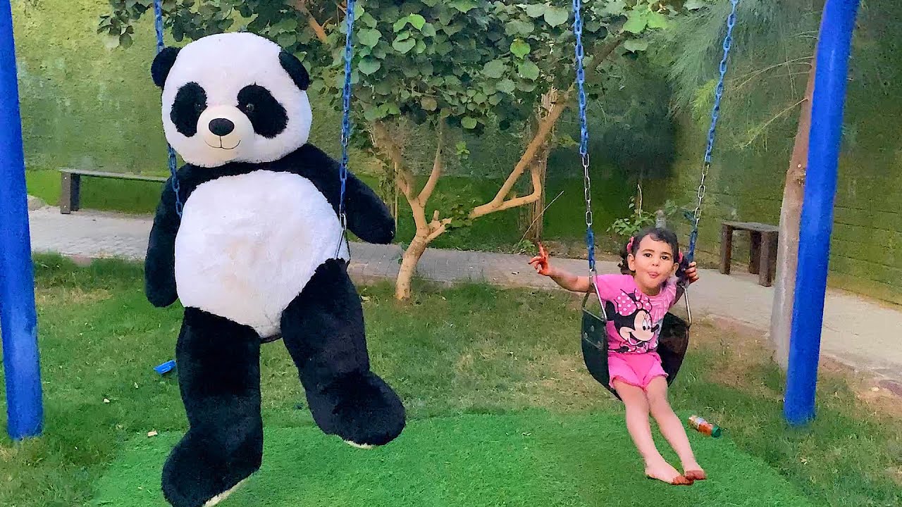 الدب الباندا يتمرجح مع ميمي!