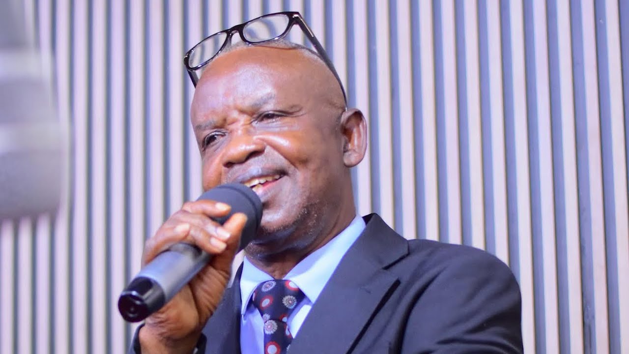  DIPLÔME D’EXCELLENCE ET DE MÉRITE DÉCERNÉ AU CHANTRE PAST KWETE MARTIN, PAR LE PASTEUR GUY MUKEBA 