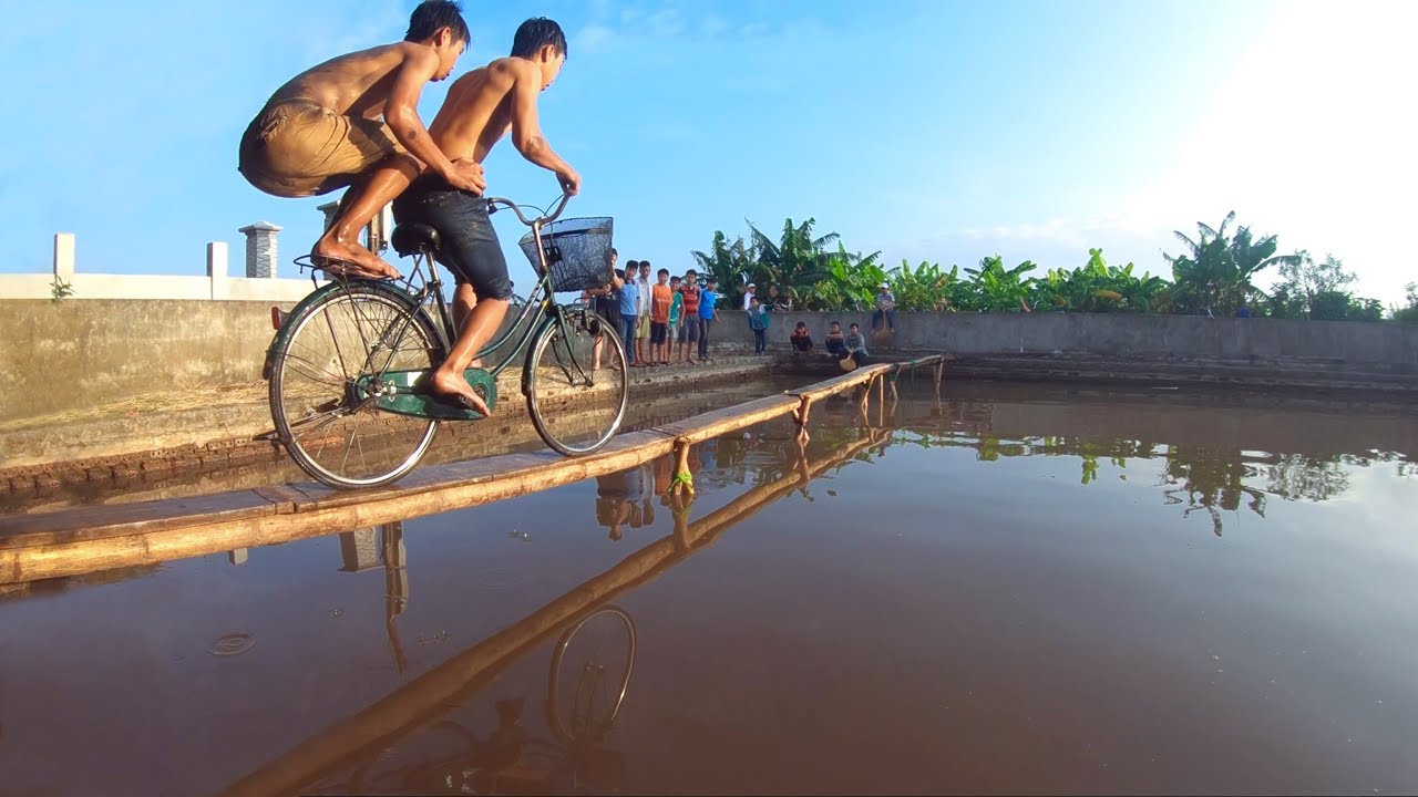 NTN - Thử Thách Đua Xe Đạp Trên Cầu Khỉ (Racing On The Bridge Challenge)