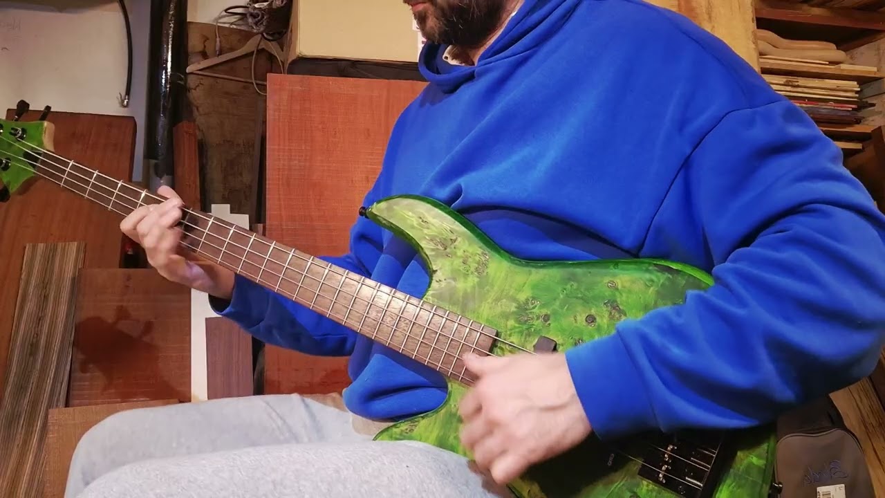 Sound test on Hartke amp. Joseph ( J&A basses) custom bass. Emg jazz pickups flat eq. 