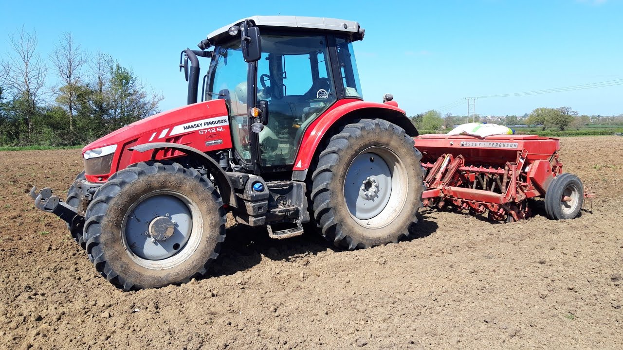Буровая установка Massey Ferguson 30 в работе.