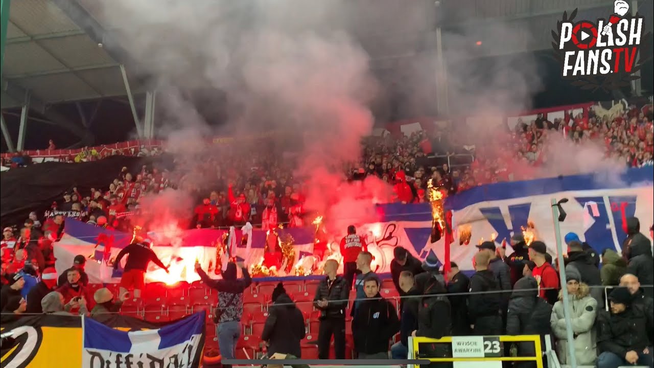 Widzew pali flagi Lecha Poznań na derbach Łodzi (24.10.2021 r.)
