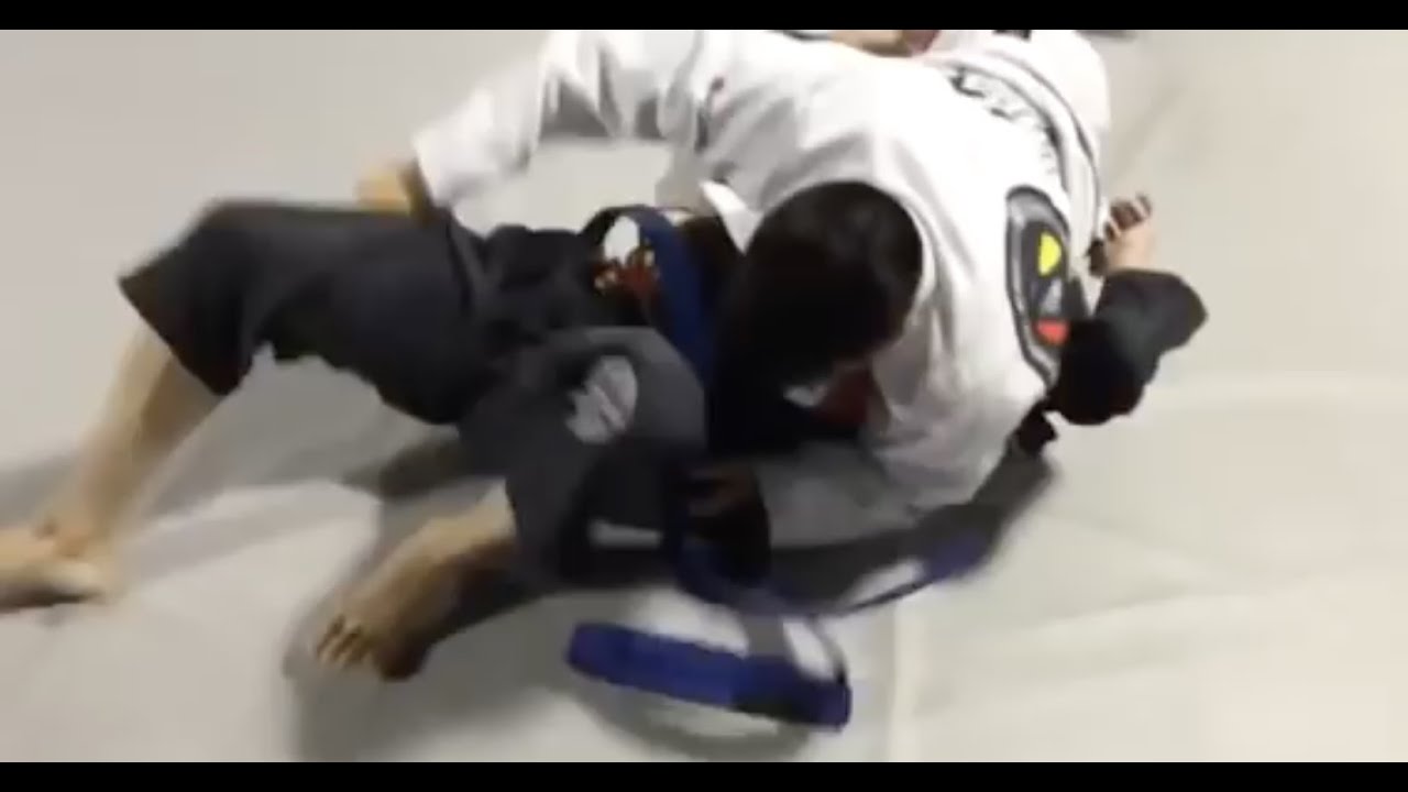 White Belt Get A Huge Surprise While Rolling With His Professor