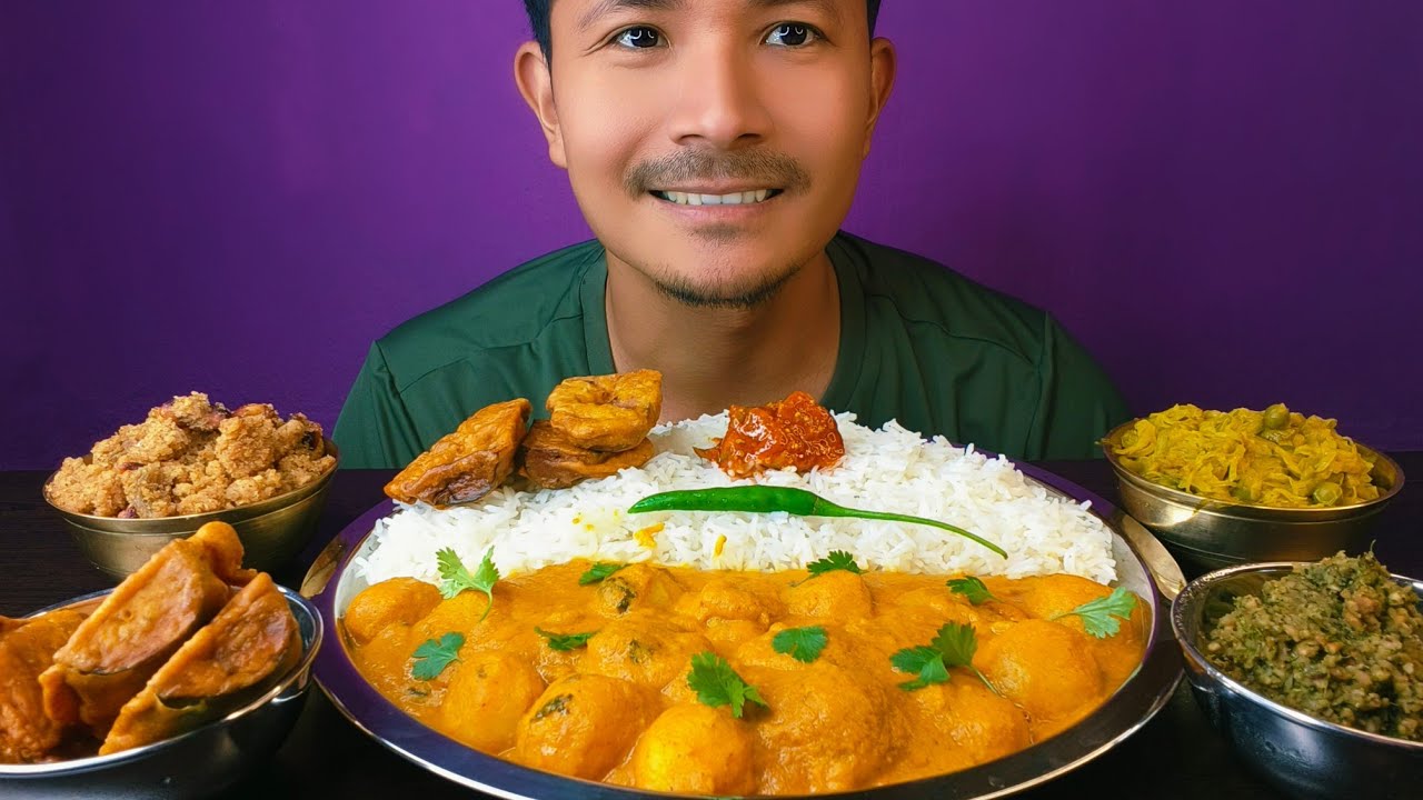 Eating Spicy Dum Aloo with Basmati Rice | Mirch Thecha Chutney | Baingan Pakoda | Suji ka Halwa 