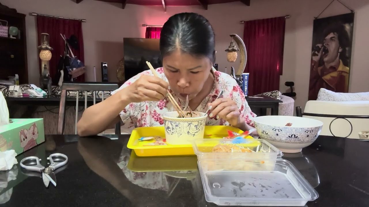 กินเตี๋ยวเที่ยงเด้อพี่น้อง