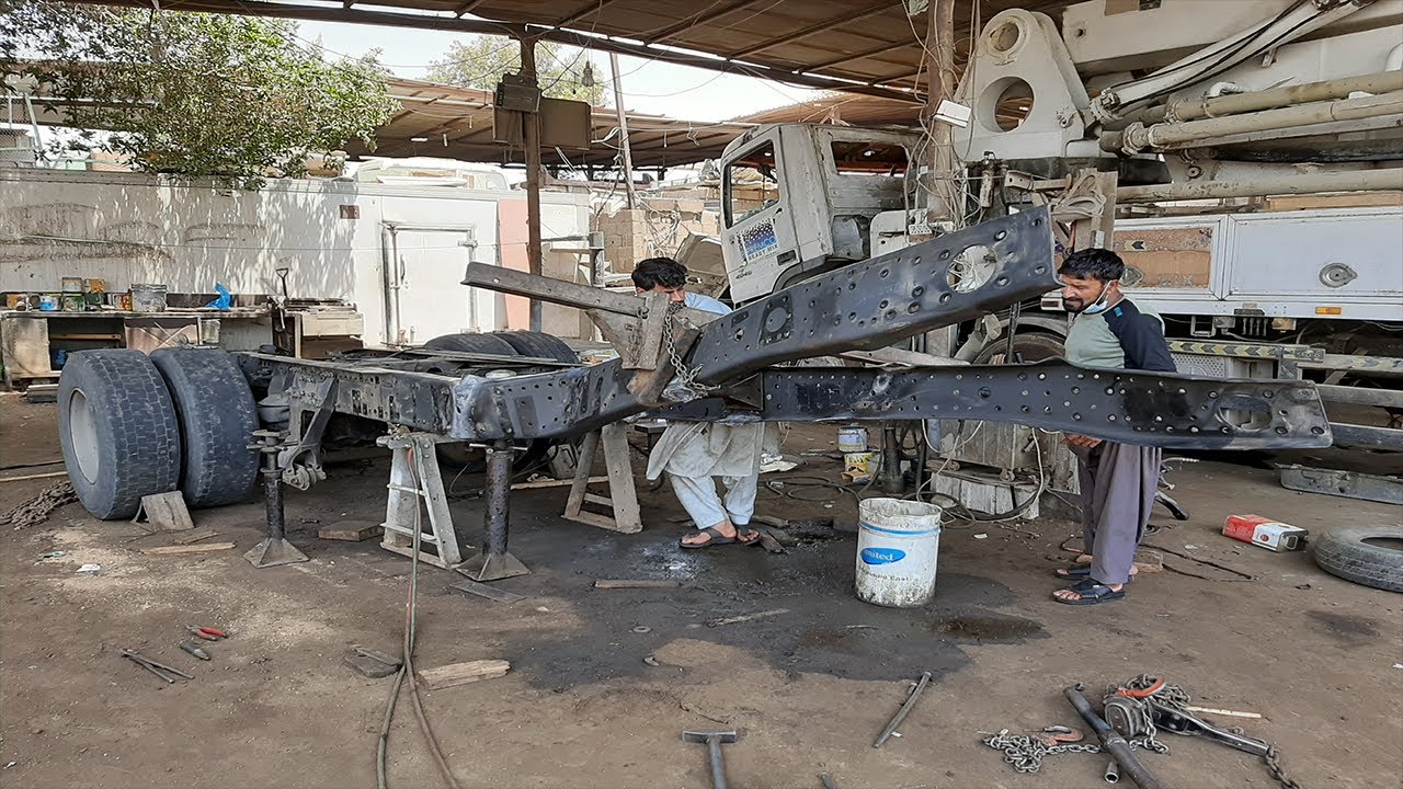 Mercedes Actros truck accident frame rpering