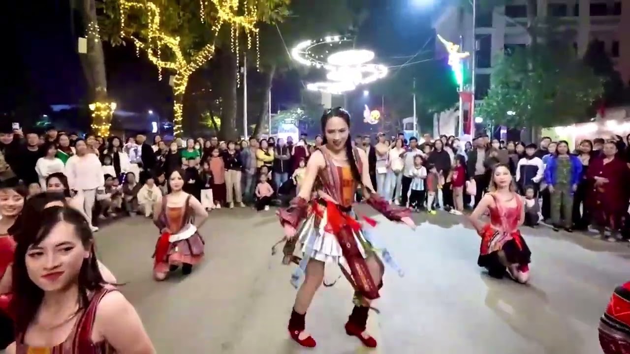 Đi Giữa Trời Rực Rỡ Để Gặp Nhau Giữa Rừng Mơ