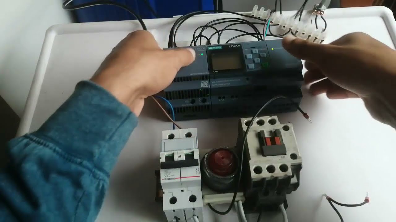 Salidas tipo RELE (220V) en micro PLC logo de Siemens