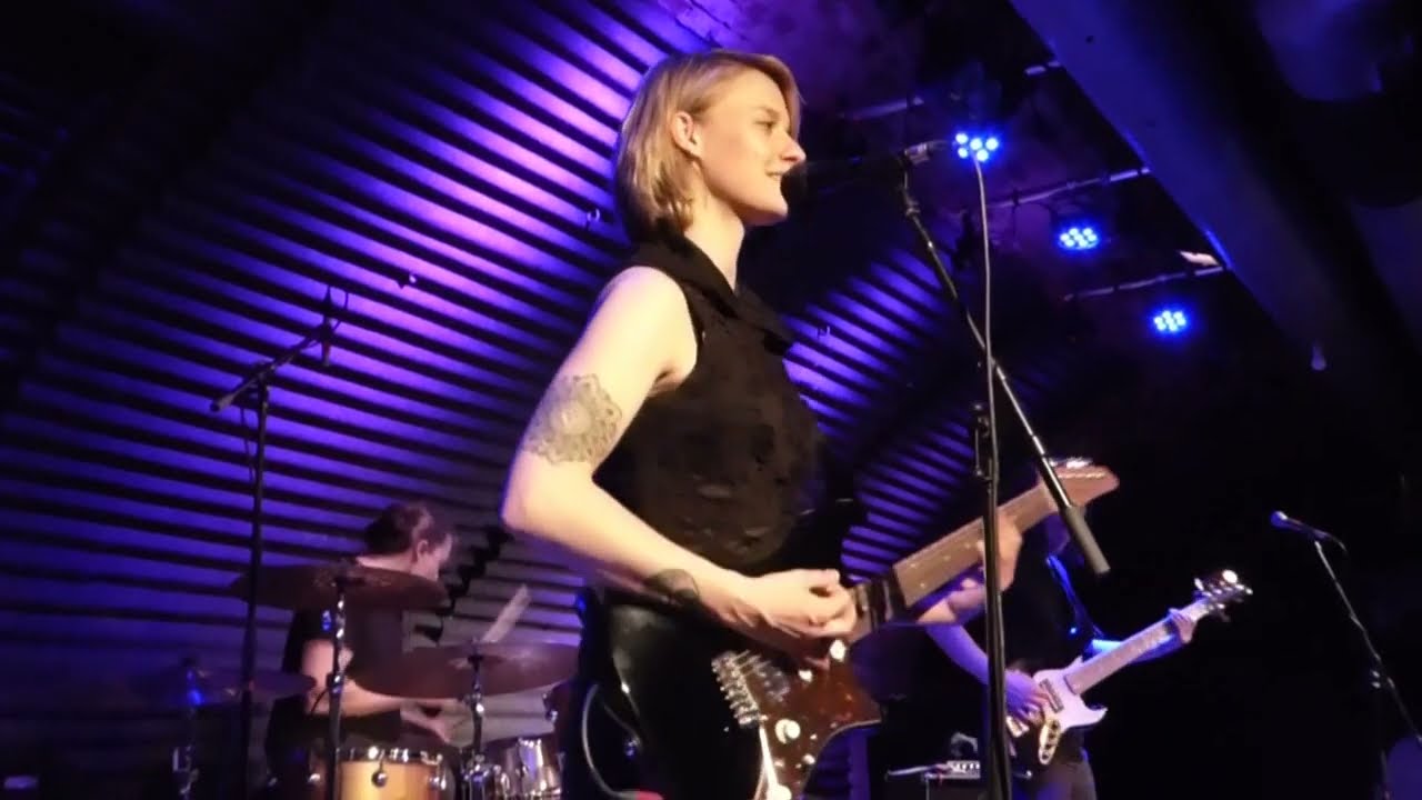 Yasi Hofer - Foreign land (live 2025, Freiburg)