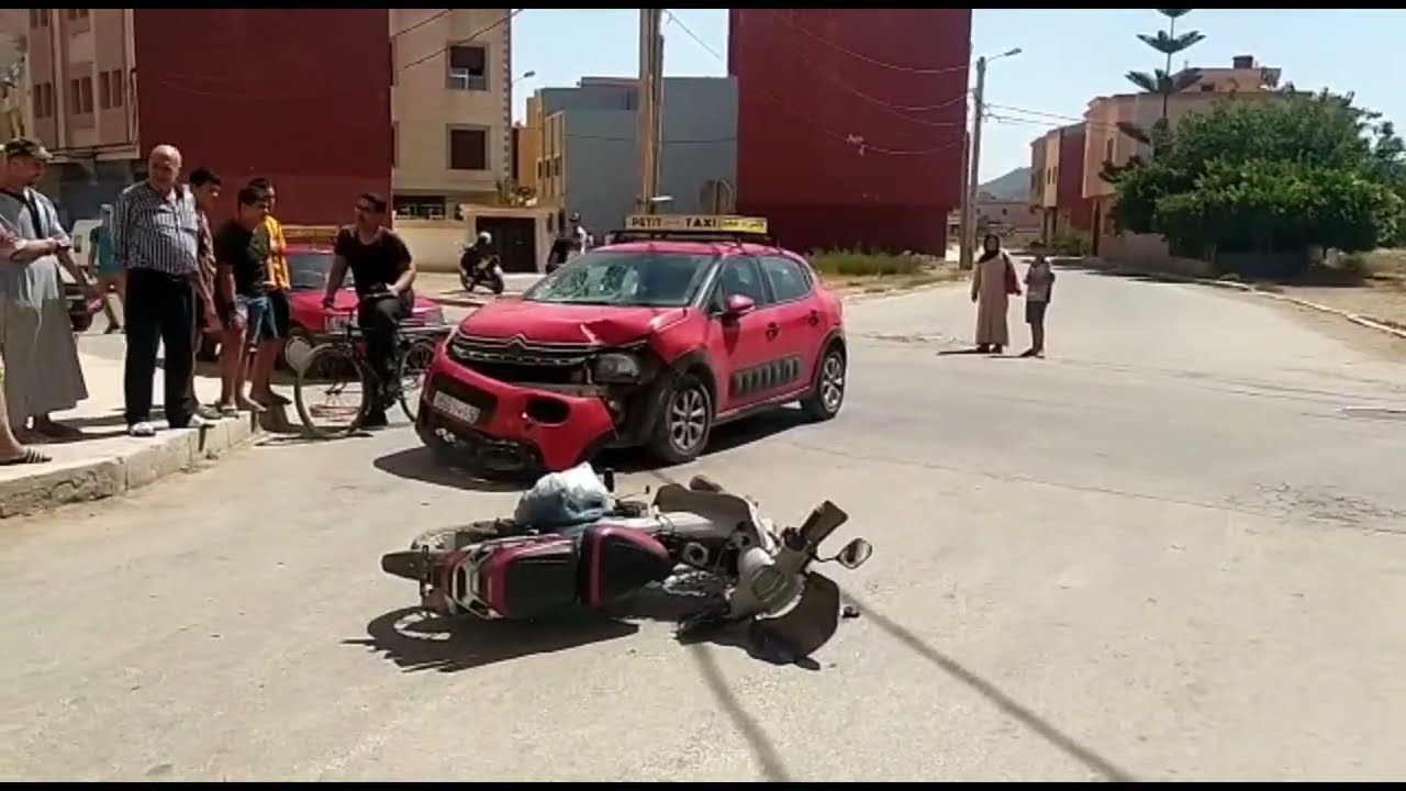 الناظور..مرة أخرى..  سيارة أجرة تصدم شابا على متن دراجة نارية بحي اولاد لحسن