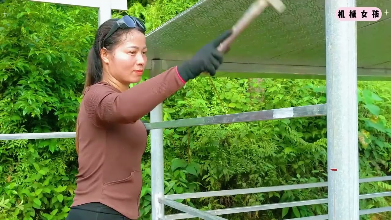 在鱼塘边用钢结构建造牲畜圈舍，并用砖块砌筑菜床种植蔬菜 #我的乡野山居生活 #建造田园生活 #野外建造
