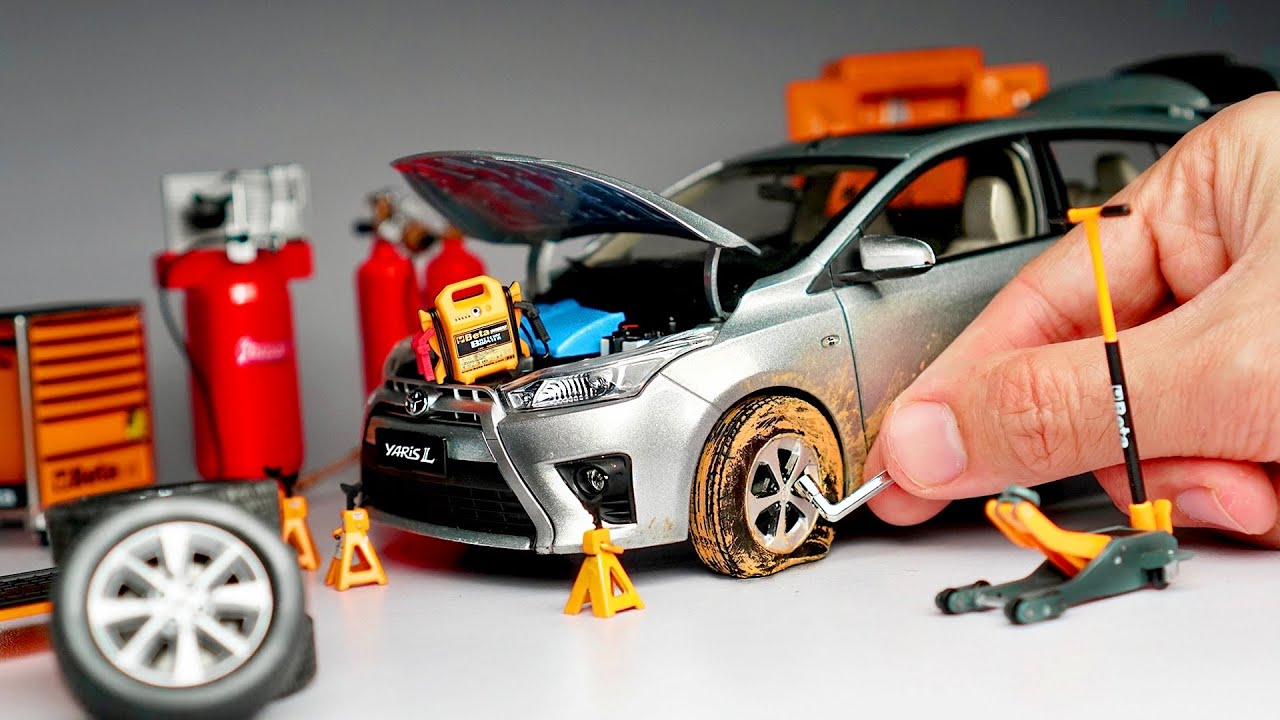 Miniature Toyota Yaris Tyre Puncture & Brake Fail - Changing Tyres 1:18 Scale Diecast Model
